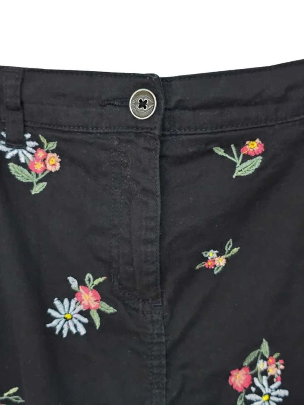 Karen Scott Black Skort Skirt w. Embroidered Flowers Size 12 - Picture 3 of 9